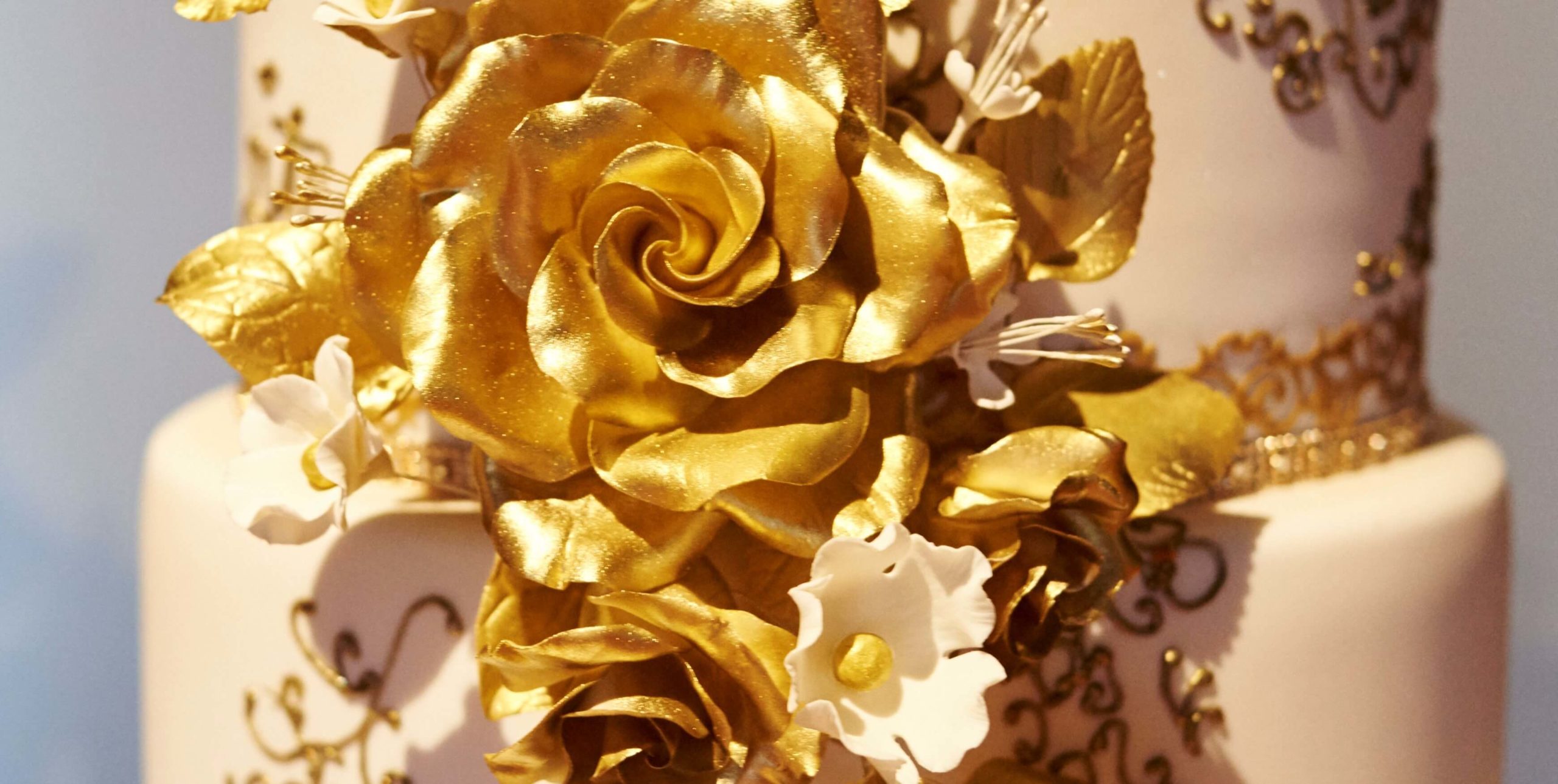 https://lovebird.gdcdevelopment.online/wp-content/uploads/2020/07/Jamie-Rodrigo-cake-detail-featured-wedding-scaled.jpg